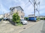 お隣は、隣地駐車場のため比較的距離がございます。広々とした閑静な住宅街です。