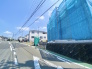 前面は広々としておりますので、お車のすれ違いなどのストレスは少なそうです。