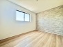 落ち着いたカラーのアクセントクロスが、お部屋の印象を高めます。