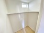 ウォークインクローゼットは収納スペースとして便利です。