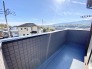バルコニーは広々としております。また、バルコニーからは山々を望めてとても気持ちが良いです。
