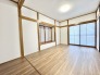 フローリングへリフォームされており、和の雰囲気を残しつつ現代的に使いやすい空間へ仕上がっています。
押入れや障子などの木質デザインが温かみを演出し、落ち着いた居心地の良さを感じられる一室です。