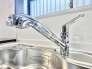 ■浄水器一体型水栓
蛇口をひねれば、いつでも美味しい水が飲めるのは大きなメリットです。
ウォーターサーバーやペットボトルをその都度入れるのは大変ですが、シンク内の蛇口から浄水出れば楽に炊事ができますね。