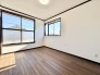 窓から心地よい陽射しが差し込む、明るく開放的な洋室です。
2面採光により通風も良く、日中は照明いらずでリラックスできる快適な空間。
シンプルな内装で家具の配置がしやすく、寝室としてはもちろん、子ども部屋やテレワークスペースなど多用途に活用できます。