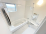 【サンプル】■浴室乾燥機付きユニットバス（追炊き付き）
ユニットバスは全てが浴室のために設計されているため、掃除のしやすさやカビの生えにくさ汚れにくさに特化しています。 素材は汚れが付きにくいものが使用され、お手入れが最小限に抑えられる浴室となっております。
