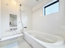 1号棟 ホワイト調で清潔感のある明るい浴室。乾燥機付きの為、花粉時期でも洗濯物を干す場所に困りません。