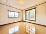 三方角地のため、陽当りが良く開放的な雰囲気をお楽しみいただけます