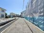 前面道路の幅が広いことで、開放感があり、日当たりや風通しも良好な立地です。