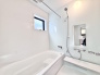 浴室乾燥機を標準装備しております。窓もございますので換気も安心出来そうです。