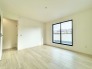 主寝室はバルコニーに面した明るいお部屋です。