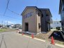5号棟 車通りが少なく、落ち着いた環境なので、お子さまの外遊びや自転車の練習も安心。 2026/07/09m