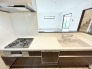 3号棟 カップボード付きのTOCLAS仕様のシステムキッチンです。収納設備・調理スペースも完備されております。