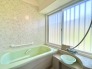 たっぷりの陽光が差し込む浴室は、疲れを癒してくれるリラックス空間