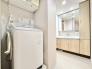 洗面室には洗濯物置き場も完備しております。キッチン側と玄関廊下の2面からアクセスできますので、動線もしっかりと考えられた住宅です。