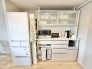 キッチン後方には、収納棚と冷蔵庫を置くスペースがございます。キッチンは3.6帖の広さがございますので、広々とお使い頂けます。