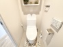 ウォシュレット付きのトイレを完備しております。上部には棚もございますので、トイレットペーパーやお掃除道具なども収納可能でございます。