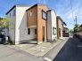 西側約3.3ｍ道路に接しております。既にセットバック済みとなりますのでご安心ください。交通量の少ない道路となっておりますので、その点も安心出来そうです。