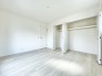 1号棟 主寝室は広々7帖ございますので、ゆったりとお過ごしいただけます。大きな収納もございますので、お部屋を最大限に広くお使い頂けます。