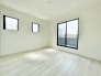 1号棟 大きな窓からは明るい日差しがしっかりと差し込んでおります。明るいお部屋は自然と気持ちまで明るくなってきそうです。