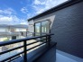 2号棟 ２部屋に繋がるワイドバルコニーがございます。雨の際には浴室乾燥機もございますので、お洗濯物も安心出来そうです。