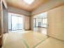 自然素材の風合いが心地よく、和室で横になれば心身ともに安らぐ穏やかなひとときが流れる、調和のとれた住空間です。
