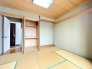 2階に配された穏やかな和の空間は、趣ある床の間や充実した収納を備え、落ち着いた日常を育む静かな場所として心地よい調和を保っています。

