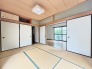 リビング横の和室約6帖になります。１階フロアは合計約19.25帖となりますので広々とした印象です。