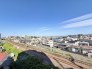 バルコニーからの景色になります。駅徒歩2分の魅力的なマンションです。至近には高い建物が少なく眺望も良好です。気持ちまで自然と落ち着いてきそうです。