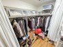 約3帖のウォークインクローゼットを完備しております。お洋服はもちろん、上部は収納棚となっておりますので収納力豊富です。