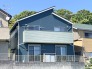 青空に映える深い色調の外観が個性を放ち、静かな周辺環境の中で落ち着いた暮らしと集中できるテレワーク環境を叶える住まいです
