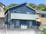 落ち着いた色調の壁面が街並みに静かに溶け込み、住友不動産の注文住宅ならではの洗練された佇まいが、周囲の緑豊かな環境と調和しながら穏やかな暮らしの舞台を描き出します
