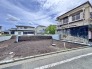 1号棟 青空に映える建築中の住まいは、耐震＋制震の安心仕様。落ち着いた住宅街で、暮らしやすさと静けさを両立できる環境です。これから形になる新しいお家で、家族の“ちょうどいい毎日”を育んでみませんか？完成が楽しみになる一邸です。