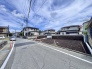 2号棟 ■耐震 ＋ 制震の家、QUIE（クワイエ）
当社の2階建分譲住宅は、建築基準法で定められた壁量の1.5倍に達する十分な性能を誇っています。さらにその耐久性を上げるために、共同開発による制震装置(SAFE365)を完成。