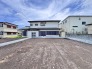 2号棟 青空に映える建築中の住まいは、耐震＋制震の安心仕様。落ち着いた住宅街で、暮らしやすさと静けさを両立できる環境です。これから形になる新しいお家で、家族の“ちょうどいい毎日”を育んでみませんか？完成が楽しみになる一邸です。