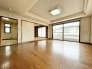 大きな窓からはしっかりと光が入ってきております。明るい住宅は自然と気持ちまで明るくなってきそうです。