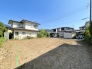 青空が広がる穏やかな住宅街で、新しい暮らしを迎えるチャンスです！現在建築中の住まいは、完成後の明るい生活を想像するだけでワクワク。周辺は落ち着いた環境で、子育てにもぴったり。できあがっていく“わが家”を見守れる特別感のある物件です。