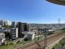 視界を遮る建物がなく、どこまでも広がる青空と街並みを一望できる開放的な眺望が魅力です。窓の外に広がるパノラマのような景色が、暮らしに心地よいゆとりと落ち着きをもたらしてくれます。
