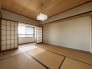 開放感のある6.0帖の空間に、趣のある床の間や広縁が備わっており、日本の伝統的な様式美と静かな落ち着きが調和した、心穏やかなひとときを過ごせる和の空間です。

