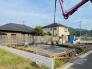 青空に映える建築中の住まいは、耐震＋制震の安心仕様。落ち着いた住宅街で、暮らしやすさと静けさを両立できる環境です。これから形になる新しいお家で、家族の“ちょうどいい毎日”を育んでみませんか？完成が楽しみになる一邸です。