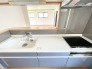調理スペース・収納スペースが整ったキッチンスペース。IHを採用しているため、安全面や清掃面からも好評です♪