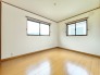 ２階の居室は全て２面採光となっておりますので、陽当り良好で廊下にかけての通風も良しです。