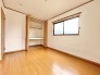 ２階の居室は全て２面採光となっておりますので、陽当り良好で廊下にかけての通風も良しです。