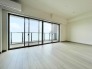 リビングスペースには大きな窓があるため、開放的な空間を感じることができるマンションとなっております。
まずはお気軽にお問い合わせをお待ちしております！