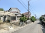 居住者しか基本通らない道路です。
車通りも少なく閑静な住宅街です。
