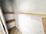 玄関前には、無償のトランクルームがございます。アウトドア用品や重たいお荷物などをご自宅に入れることなく収納可能な嬉しい設備です。