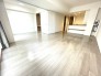 約17.6帖のリビングに続き間で5帖のお部屋があります。
扉を開けて利用すると、ゆとりあるリビングとして利用できます。
◆床暖房付き