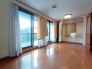 大きな窓からたっぷりと陽光が注がれる明るい空間。家族の成長に対応できる永住仕様の間取り。一日の疲れをいやしてくれる主寝室。時を忘れて過ごす場所として過ごせるお部屋。

