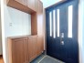 住まう人も来客も入った時にワクワクさせてくれるオシャレな玄関♪
収納もたっぷりあるので、靴がたくさんあっても安心！
