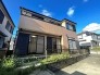 外壁が周囲の街並みと青空に生えるお洒落な外観！
周囲には高い建物のない一低層エリア。
青い空が大きく感じますね。
