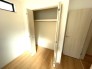■クローゼット
ハンガーポールと枕棚付きのクローゼット
洋服をいっぱいしまったり、枕棚の上には、あまり使用しないものの収納もできます。